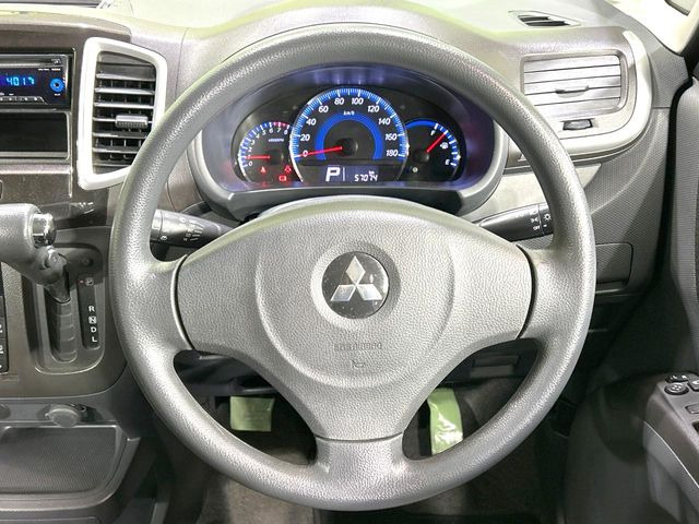 �C���e���A�ɍ��킹���f�U�C���̃X�e�A�����O�́A�^�]�������̂��Ƃ��l���A�^�]���₷���`��A�傫���ł��B�����x�A���ۂɐG���Ă��m���߂��������B