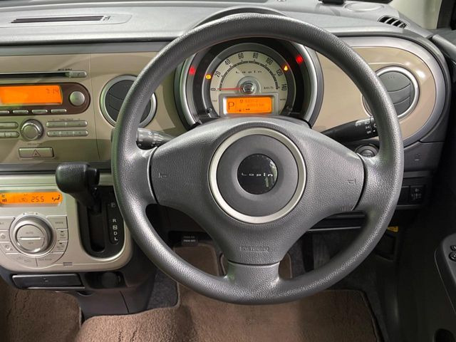 �C���e���A�ɍ��킹���f�U�C���̃X�e�A�����O�́A�^�]�������̂��Ƃ��l���A�^�]���₷���`��A�傫���ł��B�����x�A���ۂɐG���Ă��m���߂��������B