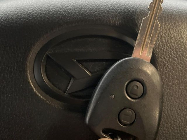 【キーレス】少し離れた場所からでもボタン一つでドアの開錠・施錠ができるのでとっても便利!ドアの鍵穴周りに傷をつけることもありません♪