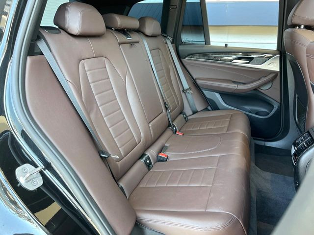 ●後部座席も気になるようなキズ・汚れやへたり等、大きなダメージはなく、良好な状態です。