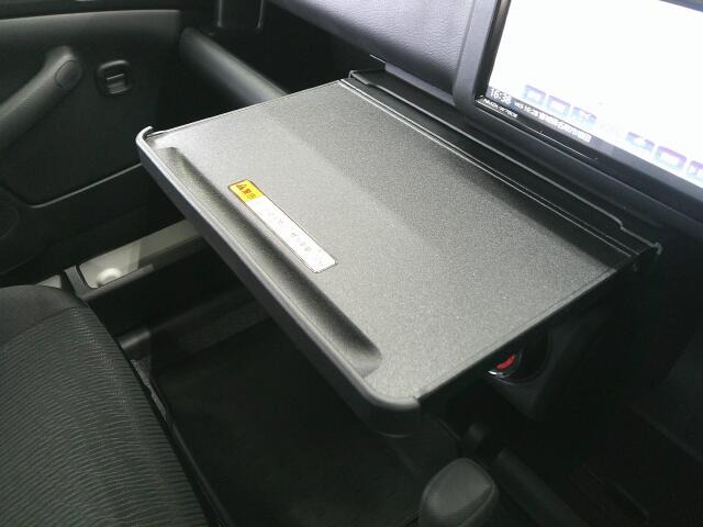 引き出し式のトレイが付いているので、書類置き等に重宝しますよ!