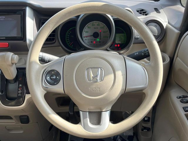 インテリアに合わせたデザインのステアリングは、運転される方のことも考え、運転しやすい形状、大きさです。是非一度、実際に触ってお確かめください。