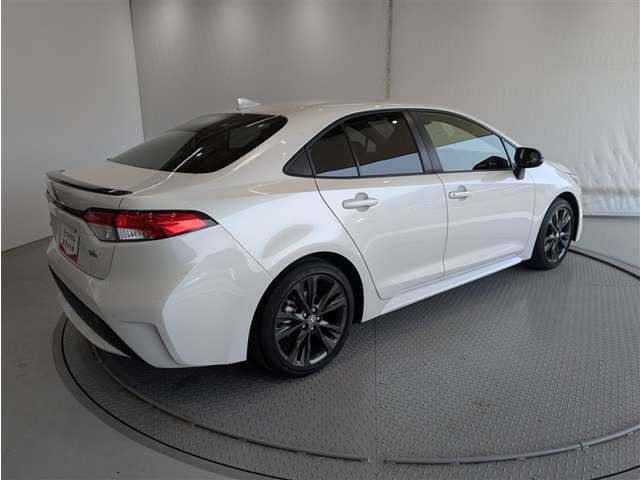 カローラ1.8 ハイブリッド W×B