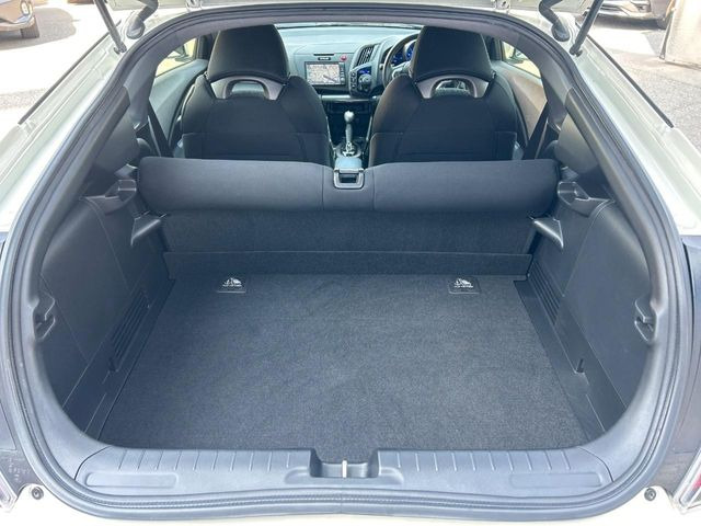 積み下ろしのしやすいデッキにはたっぷりと荷物を積み込んでいただけます。遊びから仕事まで、様々なシーンで頼れます♪