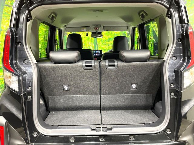 ���i�̂���������ʋ΁A���}���ɏ\���ȉ׎��X�y�[�X���m�ۂ��Ă���܂��B�Z�J���h�V�[�g��|���ƁA�傫�ȉו��̐ύڂ��\�ł���