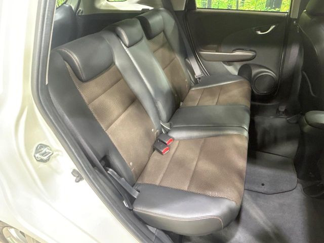 後部座席も気になるようなキズ・汚れやへたり等、大きなダメージはなく、良好な状態です。