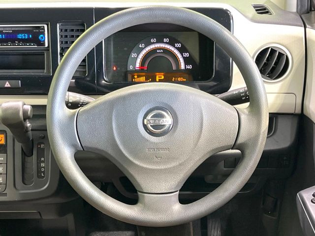 �C���e���A�ɍ��킹���f�U�C���̃X�e�A�����O�́A�^�]�������̂��Ƃ��l���A�^�]���₷���`��A�傫���ł��B�����x�A���ۂɐG���Ă��m���߂��������B