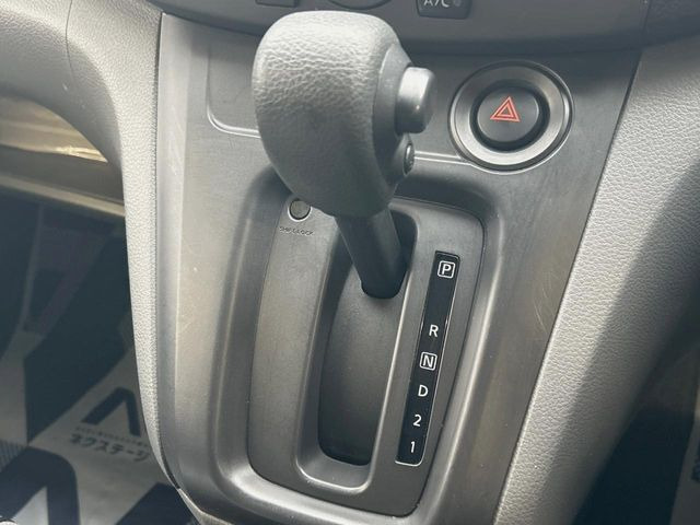 インパネシフトならハンドルからの移動距離が短く操作もスムーズ!また、足元が広くなりすっきりしますので、大柄な方でも快適にお過ごしいただけます。