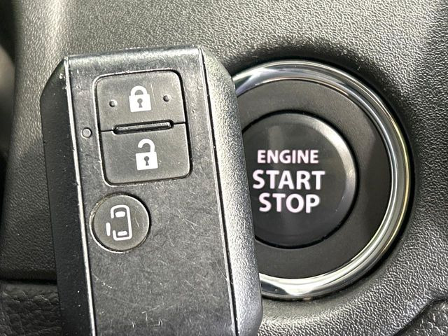 【キーレススタートシステム】カバンやポケットに入れたままでもドアの施錠・解錠が可能なスマートキーを装備。エンジンのオン・オフ時もカギを取り出す必要が無いからとっても便利です♪