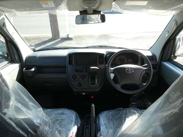 進化されたインパネ周りは、スタイリッシュかつ操作性や視認性にも優れ、飽きのこないデザインになっております!