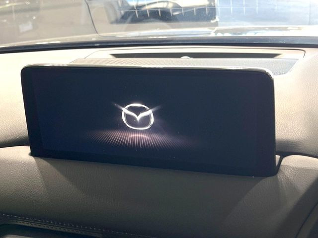 【10.25インチマツダコネクト】車内の雰囲気にマッチした大型ディスプレイ。スマホ接続でのナビ使用やBluetooth再生等、様々な機能が楽しめます。直感的なダイヤル操作が可能で、使い勝手も良好です。