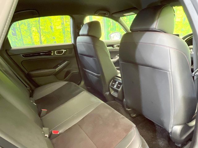 後部座席も気になるようなキズ・汚れやへたり等、大きなダメージはなく、良好な状態です。