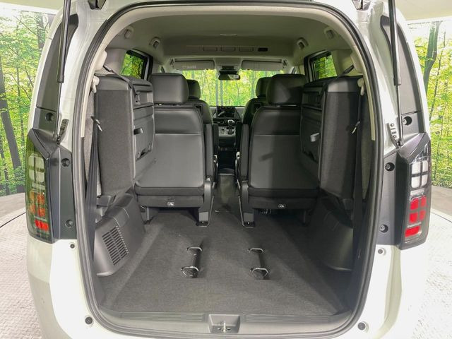 後席を格納すると、これだけの広さが!シーンに合わせたシートアレンジで、大きな荷物も積むことが出来ます♪