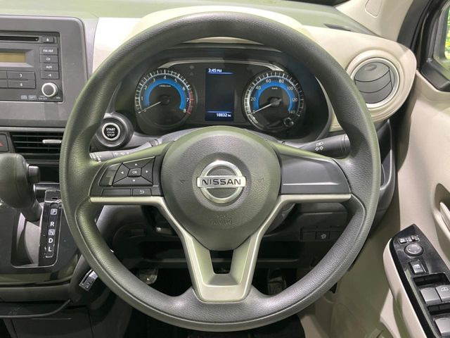 �C���e���A�ɍ��킹���f�U�C���̃X�e�A�����O�́A�^�]�������̂��Ƃ��l���A�^�]���₷���`��A�傫���ł��B�����x�A���ۂɐG���Ă��m���߂��������B