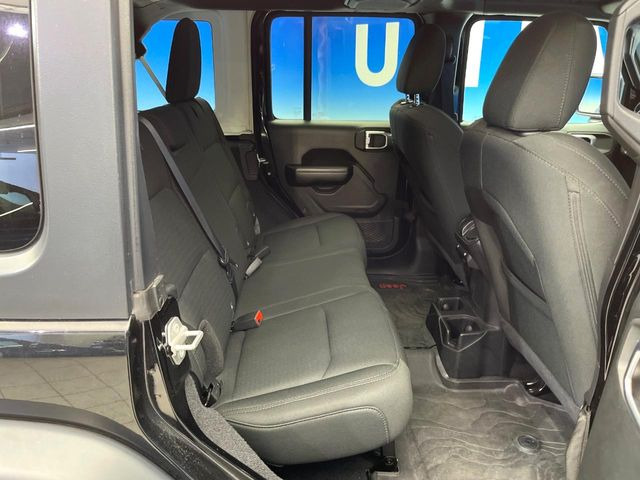 ●後部座席も気になるようなキズ・汚れやへたり等、大きなダメージはなく、良好な状態です。