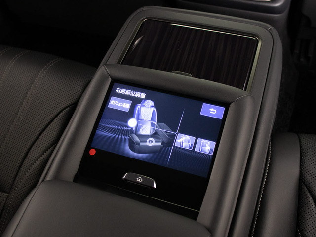 ★後席もVIP装備!後席センターコンソールの画像です!こちらのお車には、後席にもパワーシートが装備されています!更にオーディオなども後席から操作出来るなど豪華!ゲストに喜んで頂ける装備ですね!