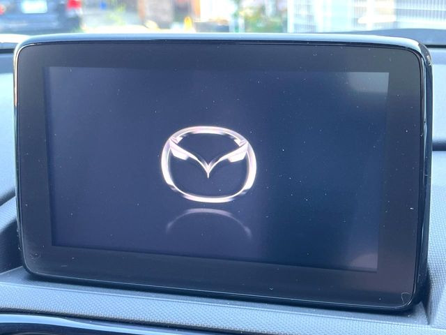 �y8�C���`�}�c�_�R�l�N�g�z�ԓ��̕��͋C�Ƀ}�b�`������^�̃f�B�X�v���C�B�X�}�z�ڑ��ł̃i�r�g�p��Bluetooth�Đ����A�l�X�ȋ@�\���y���߂܂��B�����I�ȃ_�C�������삪�\�ŁA�g��������ǍD�ł��B