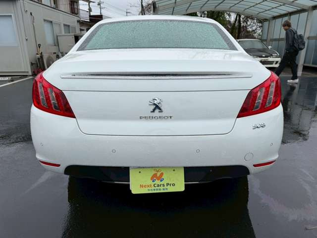 当店在庫は外装、内装クリーニング後に展示し、併せて事故修復歴の有無、メーター改ざん歴の有無も第三者機関による検査を全台実施しております。車検、整備、鈑金塗装も自社で対応できますのでご安心ください。