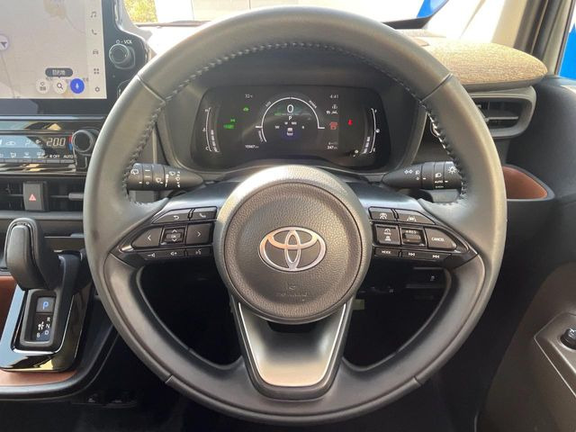 �C���e���A�ɍ��킹���f�U�C���̃X�e�A�����O�́A�^�]�������̂��Ƃ��l���A�^�]���₷���`��A�傫���ł��B�����x�A���ۂɐG���Ă��m���߂��������B