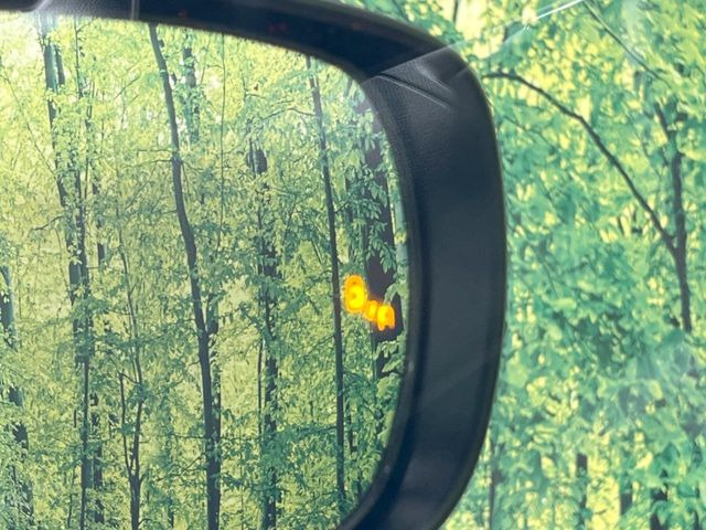 【ブラインドスポットモニター】走行中、ドアミラーの死角になりやすい箇所に後続車が接近するとサイドミラー付近に警告を表示、ドライバーに注意喚起をしてくれます。