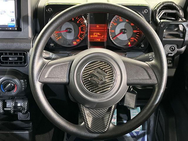 �C���e���A�ɍ��킹���f�U�C���̃X�e�A�����O�́A�^�]�������̂��Ƃ��l���A�^�]���₷���`��A�傫���ł��B�����x�A���ۂɐG���Ă��m���߂��������B