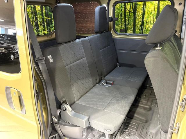 後部座席も気になるようなキズ・汚れやへたり等、大きなダメージはなく、良好な状態です。