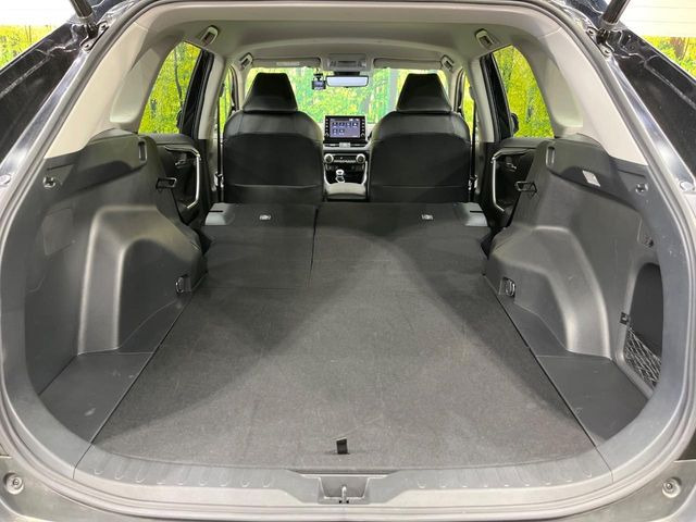 ラゲッジルームは、大容量のスペースを確保。普段のお買い物からレジャーまで、幅広く活躍してくれます!また、リアシートを倒すことでバリエーション豊かにお使いいただけます。