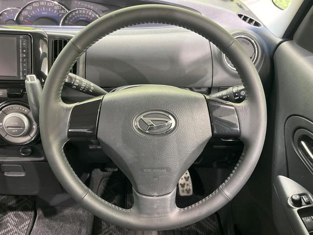 �C���e���A�ɍ��킹���f�U�C���̃X�e�A�����O�́A�^�]�������̂��Ƃ��l���A�^�]���₷���`��A�傫���ł��B�����x�A���ۂɐG���Ă��m���߂��������B