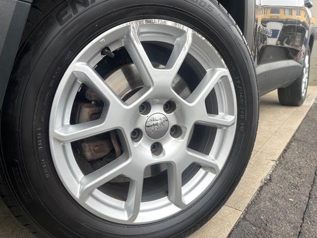 ●純正アルミホイール:輸入車ならではの卓越した走りを支えるホイールと足回りです!日本車の走りに慣れている方にもぜひ体感して頂きたい程高いレベルでまとまっています!