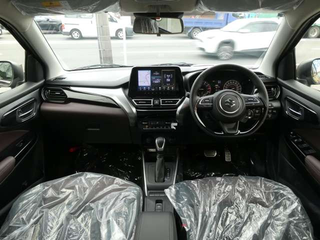 進化されたインパネ周りは、スタイリッシュかつ操作性や視認性にも優れ、飽きのこないデザインになっております!