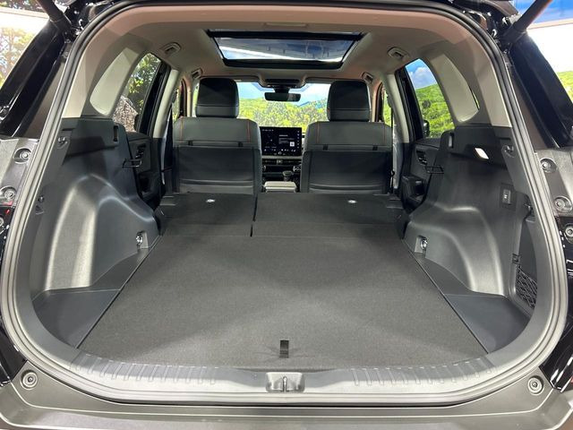 ���i�̂���������ʋ΁A���}���ɏ\���ȉ׎��X�y�[�X���m�ۂ��Ă���܂��B�Z�J���h�V�[�g��|���ƁA�傫�ȉו��̐ύڂ��\�ł���