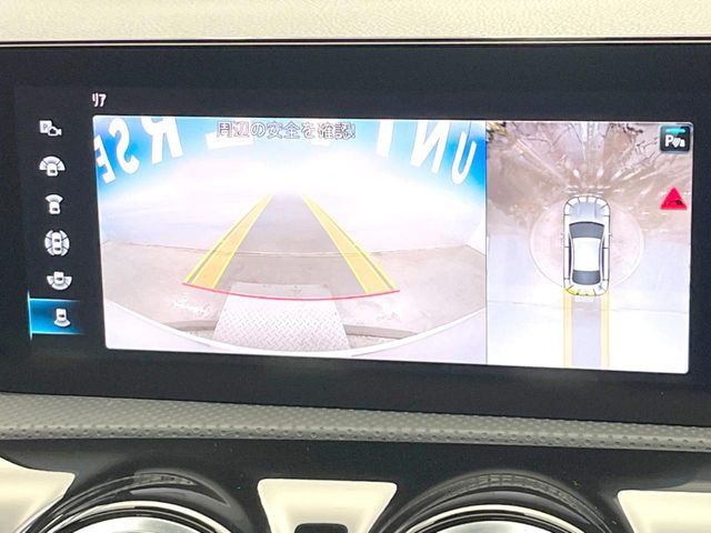 ●パノラミックビューモニター:専用のカメラにより、上から見下ろしたような視点で360度クルマの周囲を確認することができます☆死角部分も確認しやすく、狭い場所での切り返しや駐車もスムーズに行えます。