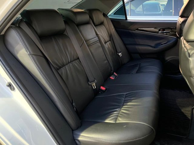 広々とした2列目シートは居住性が高く、居心地も快適!友達や家族とのお出かけにぴったりです。ベビーシートやチャイルドシート使用時も快適にお過ごしいただける十分な空間を確保しています。