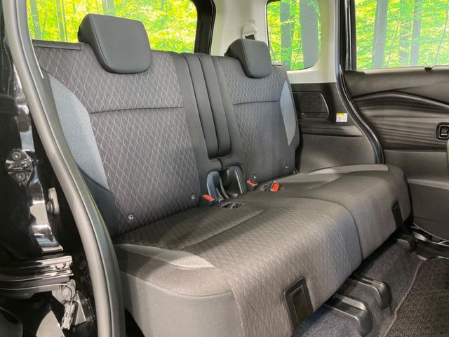 後部座席も気になるようなキズ・汚れやへたり等、大きなダメージはなく、良好な状態です。