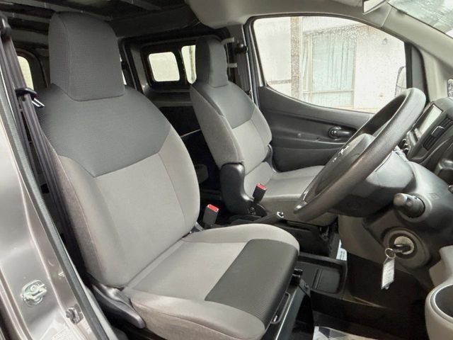 運転席まわりには十分なスペースがあり、大柄な方でもゆったり運転していただける環境です。