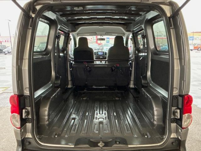 ラゲッジルームは、大容量のスペースを確保。普段のお買い物からレジャーまで、幅広く活躍してくれます!また、リアシートを倒すことでバリエーション豊かにお使いいただけます。