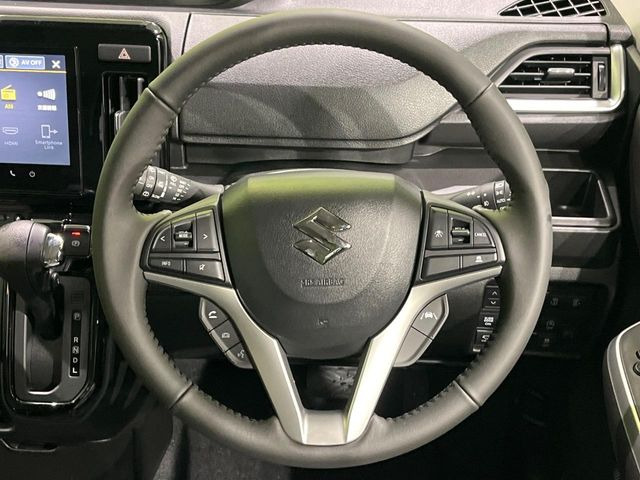 【純正革巻きステアリング】上質な革を使用することで、手にしっかり馴染みとても運転しやすいハンドルです♪