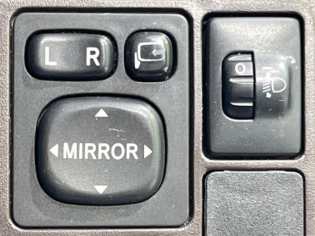 �y�d���i�[�~���[�z�T�C�h�~���[�͓d���i�[���ƂȂ��Ă���A�������ԏ�ł��L�Y�������X�N��}�����܂��B