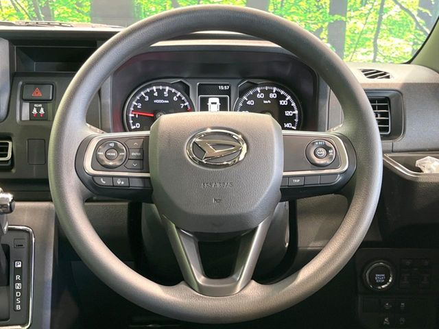 インテリアに合わせたデザインのステアリングは、運転される方のことも考え、運転しやすい形状、大きさです。是非一度、実際に触ってお確かめください。