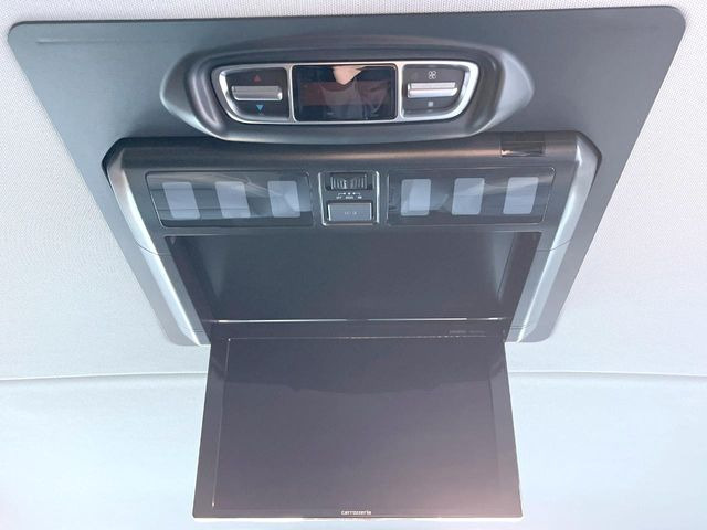 ●フリップダウンモニター:家族や友人とお出かけする機会が多い方に大人気の後席モニターを装備!見やすい位置に画面がありテレビやDVDの視聴も快適!友達もお子様も、後席にしか乗らなくなるかも??