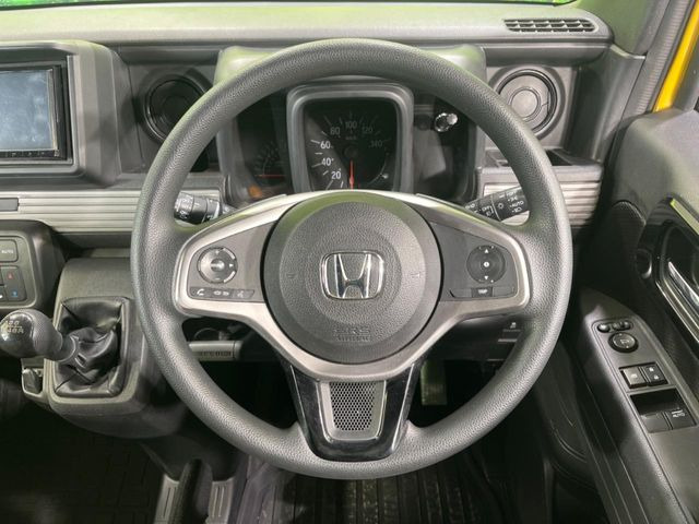 �C���e���A�ɍ��킹���f�U�C���̃X�e�A�����O�́A�^�]�������̂��Ƃ��l���A�^�]���₷���`��A�傫���ł��B�����x�A���ۂɐG���Ă��m���߂��������B