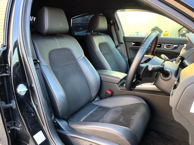 【ハーフレザーシート】高級感と座り心地を両立した人気のシート♪背面・座面のファブリック素材は、通気性の良さや滑りにくさに優れています。気温や服装に左右されず快適にお乗りいただけます。