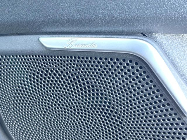 ●Burmesterサラウンドシステム:ハイエンドオーディオ専門メーカーが手掛ける車専用のプレミアムスピーカーを装備。多数のスピーカーから、音の粒立ちまで分かる高品質な音楽をお楽しみいただけます。