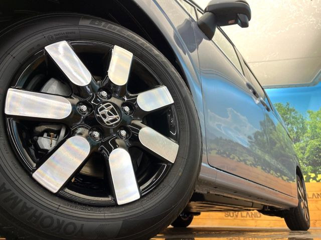 【純正15インチアルミホイール】外観にマッチした純正アルミホイールを装着しております。各種社外アルミホイールや、スタッドレスタイヤも取扱いしております。是非ご相談ください♪