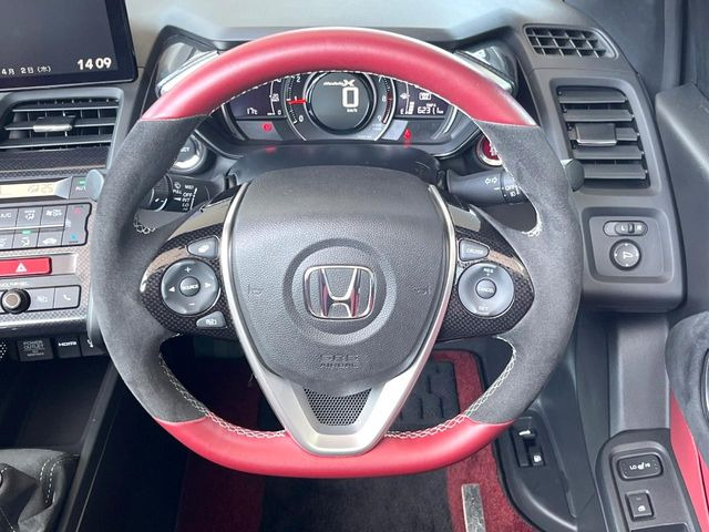 【純正革巻きステアリング】上質な革を使用することで、手にしっかり馴染みとても運転しやすいハンドルです♪