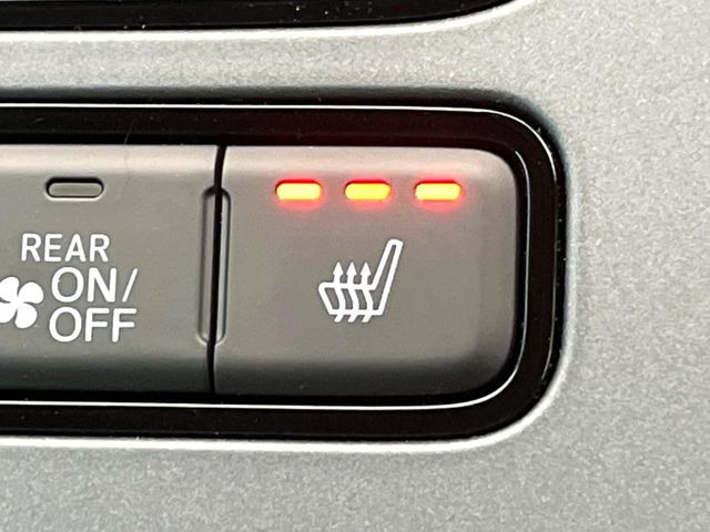 【シートヒーター】寒い日に重宝するシートヒーター!エアコンより早く温まってくれるので寒がりの人も安心ですね♪エアコンの温風は乾燥するから苦手、という方にもをおすすめです。