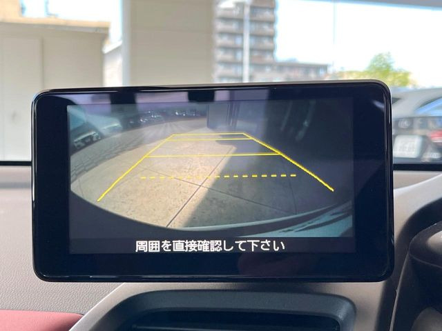 【バックカメラ】駐車時に後方がリアルタイム映像で確認できます。大型商業施設や立体駐車場での駐車時や、夜間のバック時に大活躍!運転スキルに関わらず、今や必須となった装備のひとつです!