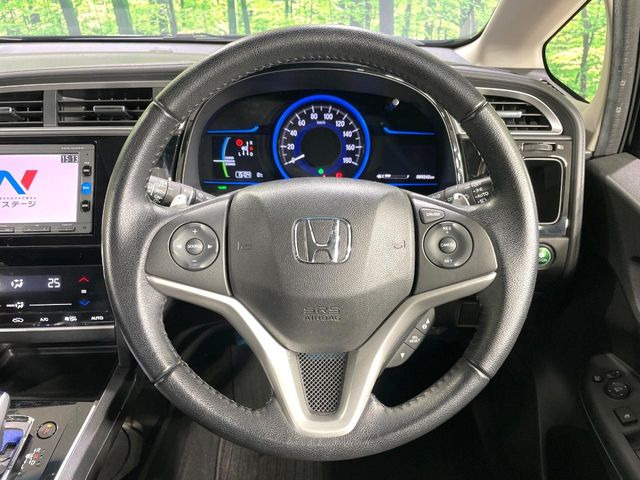 �y�����v�����X�e�A�����O�z�㎿�Ȋv���g�p���邱�ƂŁA��ɂ����������݂ƂĂ��^�]���₷���n���h���ł���