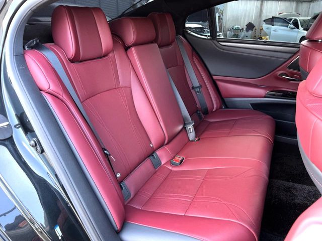 後部座席も気になるようなキズ・汚れやへたり等、大きなダメージはなく、良好な状態です。
