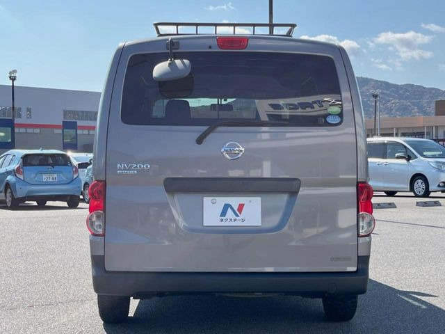 高透明度のガラス皮膜で撥水はもちろん、上質なツヤ・光沢を実現。紫外線や酸性雨から大切な愛車を保護し、色あせ・劣化を防止。「弾スプラッシュコート」、「弾プリミッサコート」からお選びいただけます。